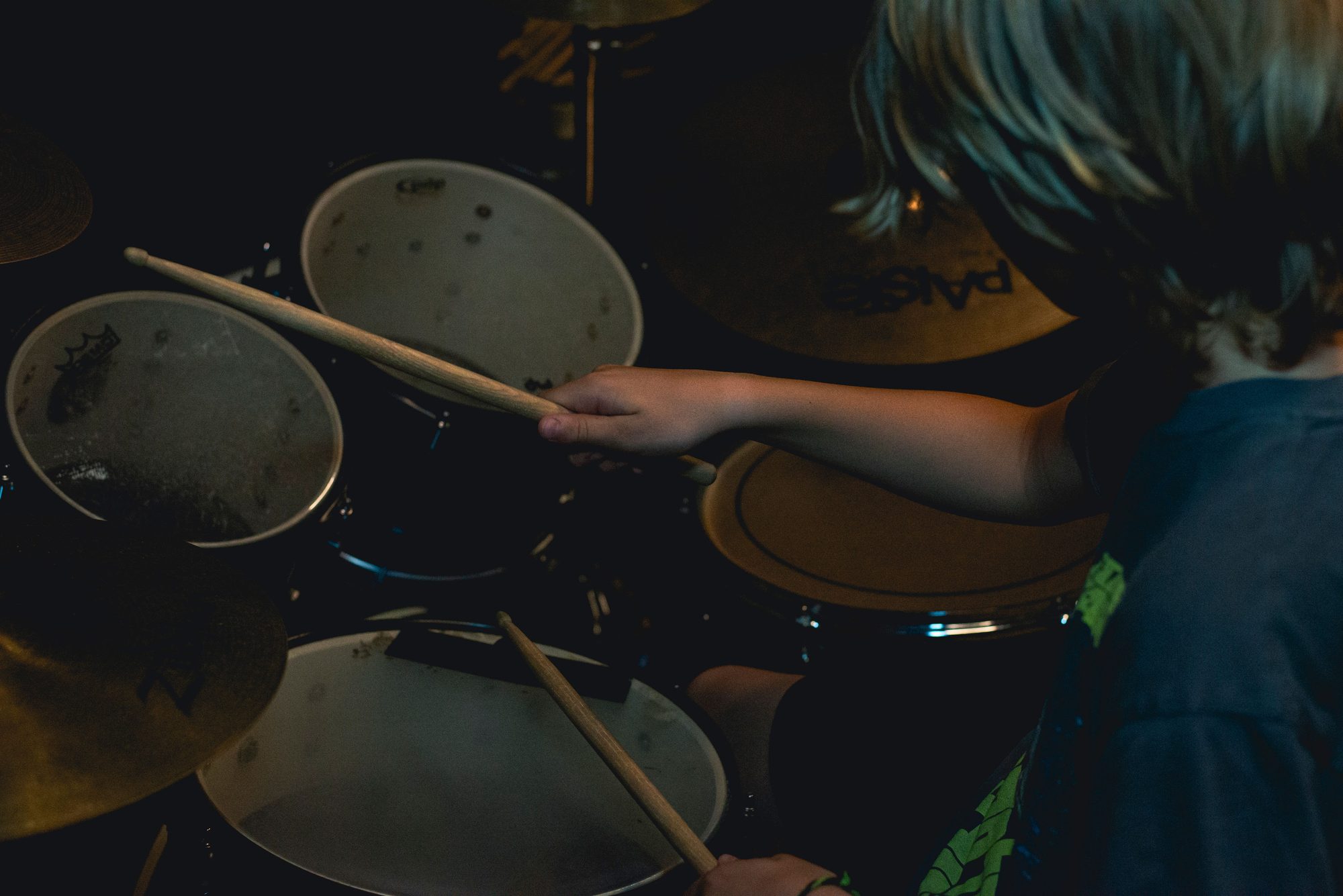 Kind achter een drumstel, close-up