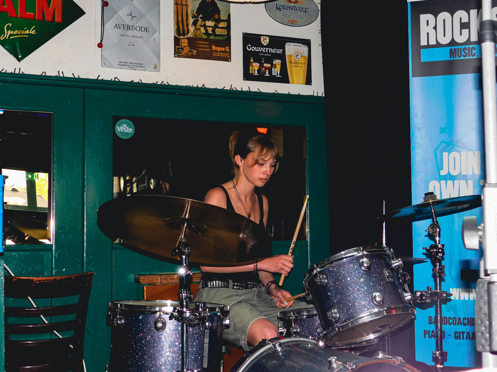 Drummer op het podium van een muziekcafe